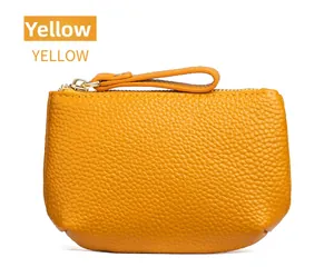 Detail der gelben Leder-Münztasche mit goldenem Reißverschluss und Handschlaufe