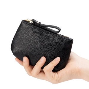 Minimalistische schwarze Geldbörse aus echtem Leder mit Reißverschluss in der Hand