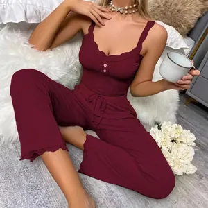 Dettaglio del set pigiama bordeaux a coste con eleganti bordi in pizzo e bottoni decorativi