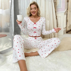 Set pigiama donna con stampa a cuori rossi, scollo a V e fiocchi su fondo bianco