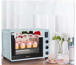 Detail eines hellblauen Elektroofens mit Digitalanzeige beim Backen von Cupcakes