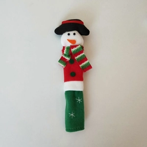 Detalle de la funda de manillar de muñeco de nieve navideño con bufanda festiva