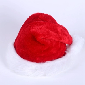 Bonnet de Noël classique en peluche rouge avec bordure en fausse fourrure et gros pompon