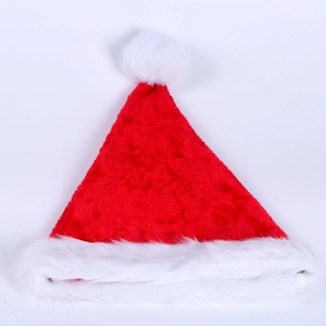 Détail du tissu en peluche rouge et de la bordure épaisse en fausse fourrure du bonnet de Noël