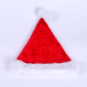 Détail de la bordure en peluche blanche et du tissu rouge doux du bonnet de Noël