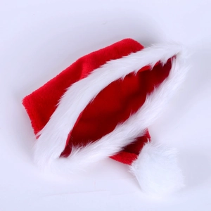 Bonnet de Noël classique en peluche rouge avec bordure en fourrure blanche et pompon
