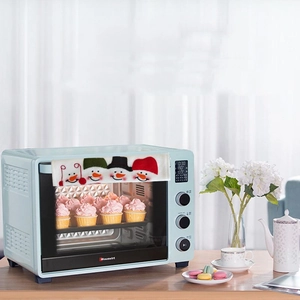 Horno retro azul claro con fundas de muñeco de nieve y cupcakes rosas en el interior