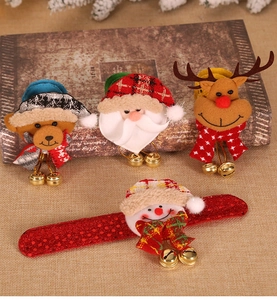 Détail de bracelets de Noël avec figurines en feutrine Père Noël, renne et ours et cloches