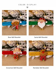 Détail de bracelets de Noël avec ours, Père Noël, bonhomme de neige et renne à clochettes