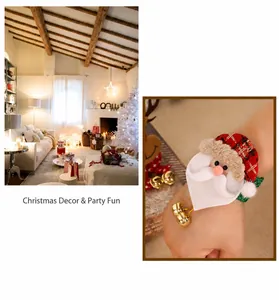 Gros plan d'un bracelet de Noël avec motif Père Noël, bonnet écossais et grelots