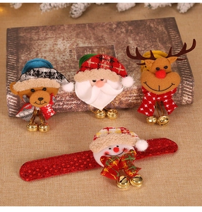 Détail des bracelets de Noël avec clochettes, motifs Père Noël, Renne et Bonhomme de neige