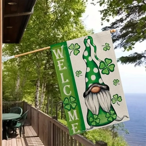 Drapeau de jardin St. Patrick avec gnome et trèfle sur une terrasse en bois extérieure