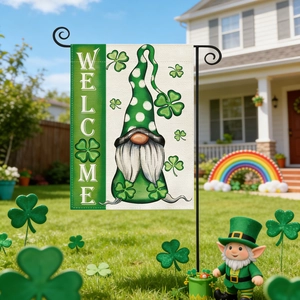Détail du drapeau de jardin Saint-Patrick avec gnome et texte de bienvenue sur mât