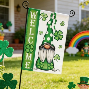 Drapeau de jardin Saint-Patrick avec gnome et trèfles dans une cour extérieure