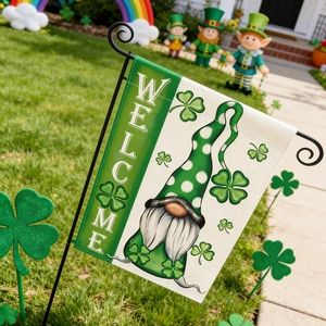 Détail du drapeau de jardin Saint-Patrick avec motif de nain et trèfles chanceux