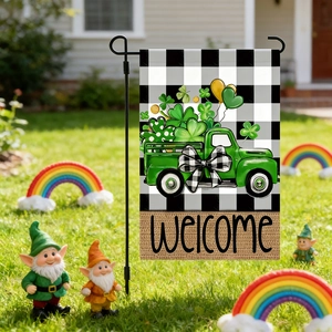 Détail du drapeau de jardin Saint-Patrick avec camion trèfle et signe de bienvenue