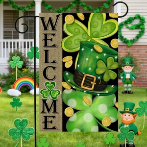Détail du drapeau de jardin St. Patrick avec trèfles, pièces d'or et texte Welcome