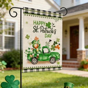 Drapeau de jardin St. Patrick avec gnome et camion vert sur support métallique extérieur