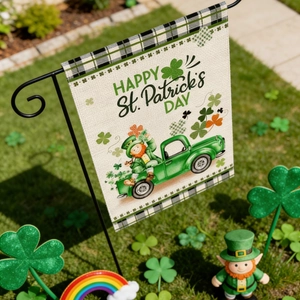 Drapeau de jardin pour la Saint-Patrick avec gnome et camion vert sur lin