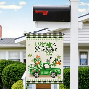 Drapeau de jardin St. Patrick avec camion vert et trèfles sur un support de boîte aux lettres