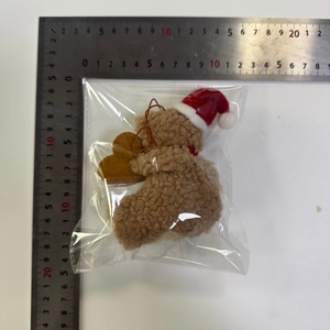 Ciondolo orsetto di peluche marrone con cappello natalizio e misura di circa 10cm