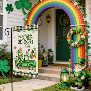 Drapeau de jardin St Patrick avec camion vert et nain sur support métallique noir