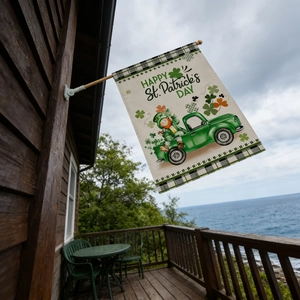 Drapeau de jardin St. Patrick avec camion vert et trèfles sur balcon ensoleillé
