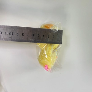 Dettaglio del ciondolo pulcino giallo in peluche con righello che mostra 5,5 cm