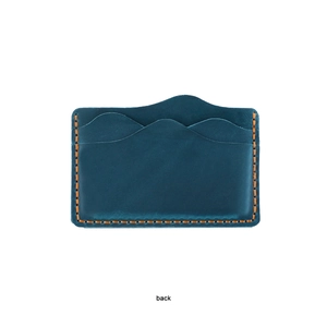 Detailansicht der Rückseite eines blauen Leder-Kartenhalters mit orangefarbenen Nähten