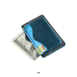 Detail eines blauen Vintage-Lederkartenhalters mit orangefarbenen Kontrastnähten