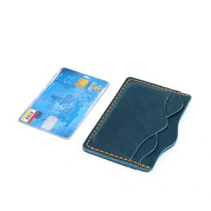 Detail eines blauen Leder-Kartenetuis mit orangefarbenen Nähten und zwei Kartenfächern