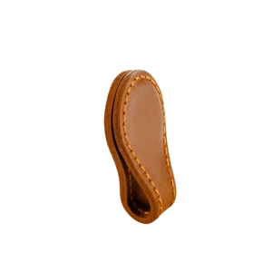 Dettaglio macro della clip magnetica in pelle marrone con cuciture a mano arancioni