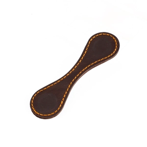 Dettaglio del segnalibro magnetico in pelle crazy horse fatto a mano con cuciture gialle