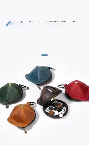 Dettaglio macro dei portamonete in pelle a forma di cappello con interno e trama vintage