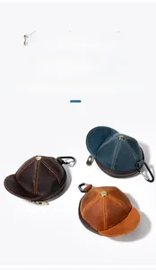 Vista dettagliata di tre mini portamonete in pelle a forma di cappello in vari colori