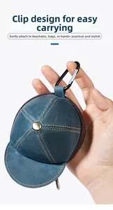 Mini portamonete in pelle blu a forma di cappellino con moschettone in metallo