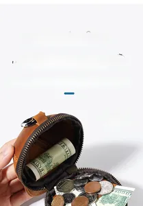 Dettaglio interno del portamonete in pelle marrone vintage con scomparti e cerniera