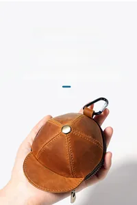Dettaglio macro del portamonete in pelle marrone a forma di cappello con cuciture