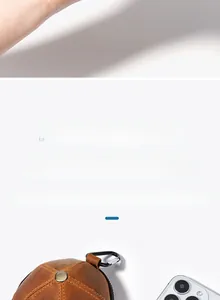 Mini portamonete in pelle a forma di cappello confrontato con un cellulare