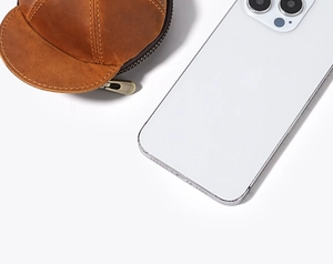Mini portamonete in pelle marrone a forma di cappello con chiusura a zip
