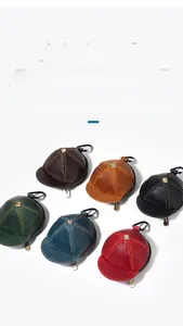 Vista dall'alto di sei portamonete in vera pelle a forma di cappello in vari colori vintage