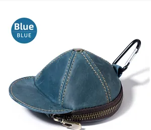 Dettaglio portamonete in pelle blu a forma di cappello con moschettone metallico