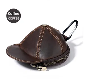 Dettaglio del portamonete in pelle marrone caffè a forma di cappello con cerniera e moschettone