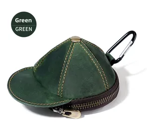 Dettaglio del portamonete in pelle verde a forma di cappello con zip e gancio
