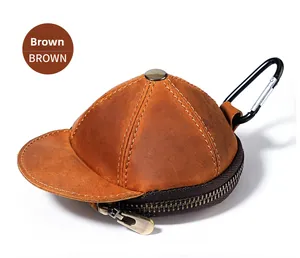 Dettaglio di un portamonete in pelle marrone a forma di cappello con moschettone in metallo
