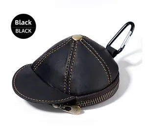 Dettaglio del portamonete in pelle nera a forma di cappello con moschettone in metallo