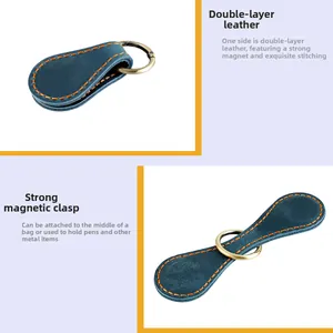 Détail de clip magnétique en cuir bleu avec couture orange et anneau en métal vintage