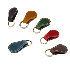 Détail de marque-pages en cuir de six couleurs avec coutures contrastées et anneau