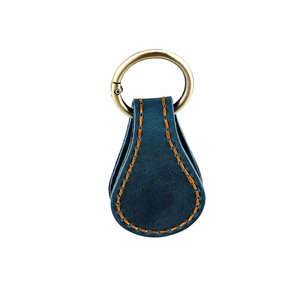 Marque-page magnétique en cuir bleu marine avec coutures oranges et clip en bronze