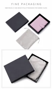 Lilafarbene Leder-Notizbuchhülle mit Geschenkkarton und grauem Staubschutzbeutel